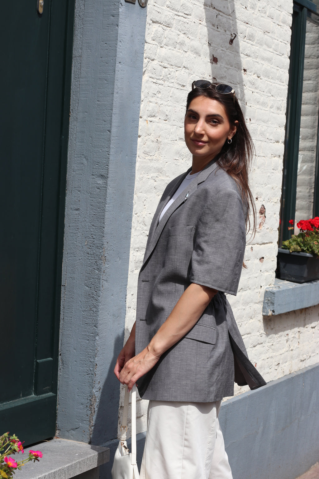 Short sleeves grey blazer adjustable waist.
