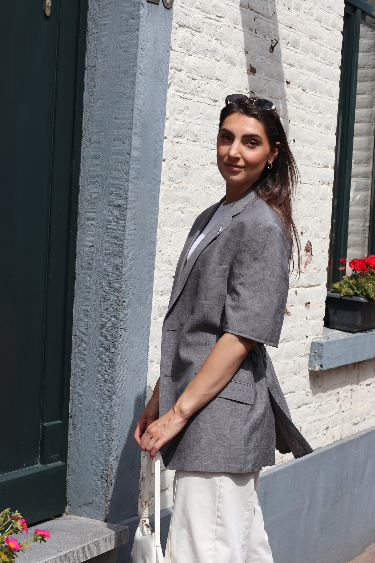 Short sleeves grey blazer adjustable waist.