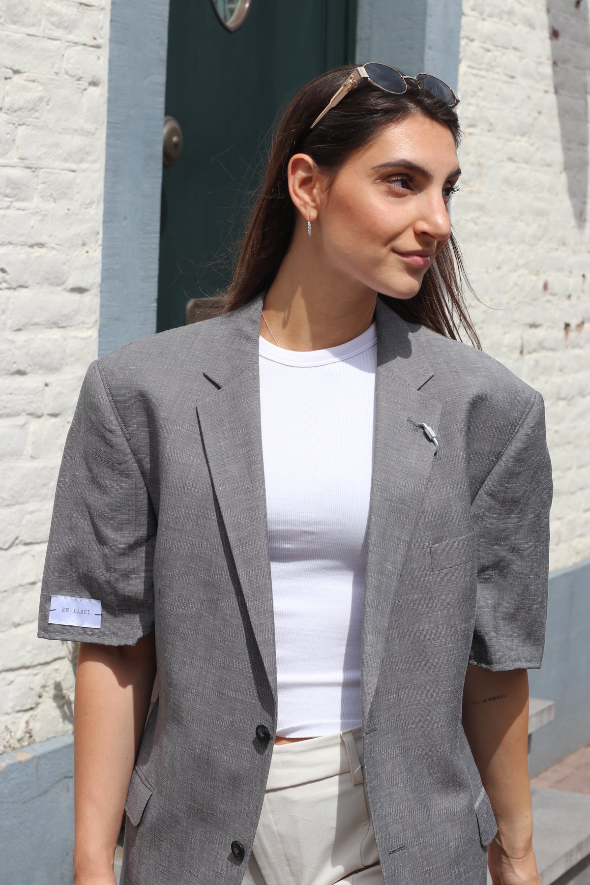 Short sleeves grey blazer adjustable waist.