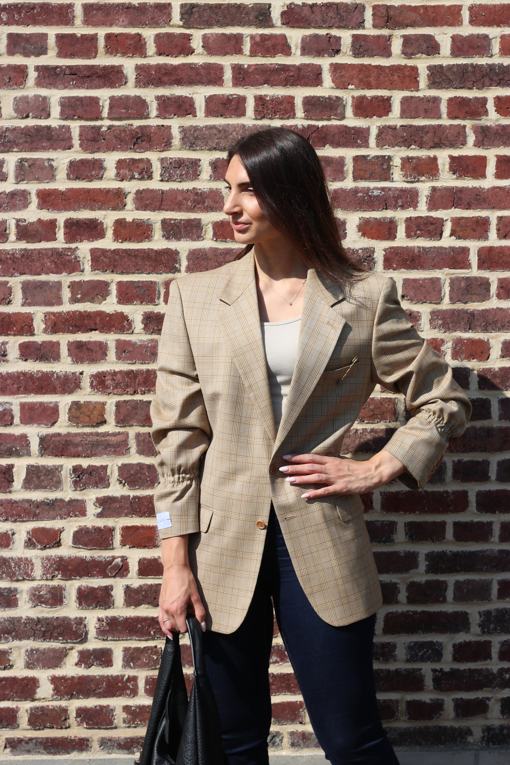 Beige checkered blazer with elastic sleeves
