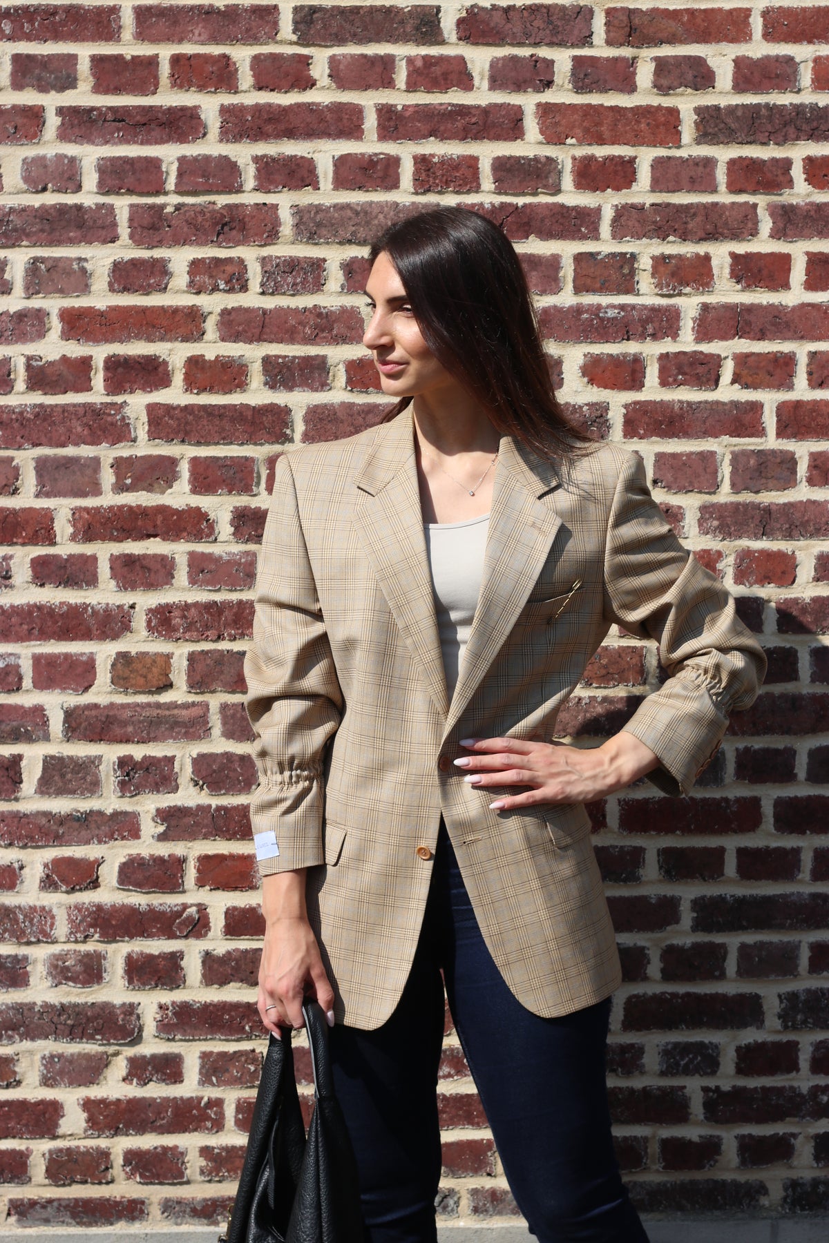 Beige checkered blazer with elastic sleeves