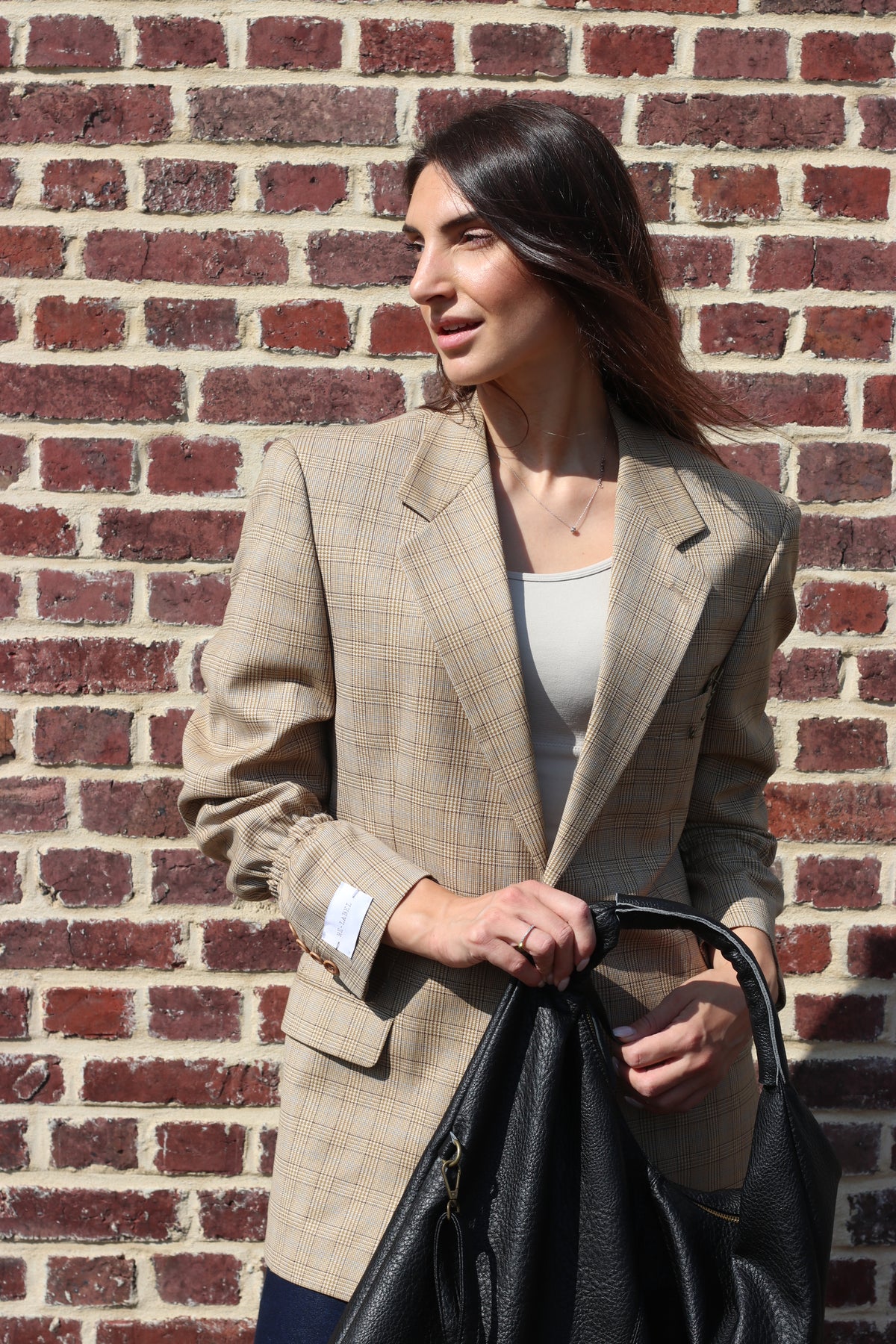 Beige checkered blazer with elastic sleeves