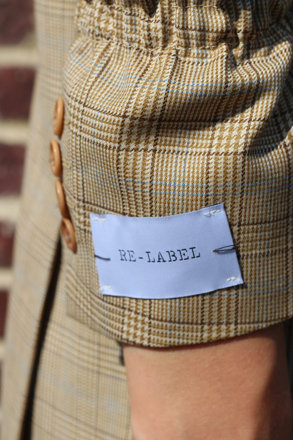 Beige checkered blazer with elastic sleeves